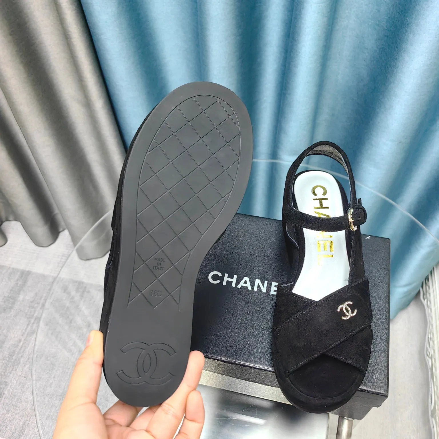 👟👟Ex-factory price 540👟👟 Top version Chanel/Chanel 24ss thick-soled lame-heeled sandals Material ☑️Fabric: patent leather/sheep ☑️Lining: sheepskin ☑️Outsole: original outsole ☑️Heel height: 7.5cm ☑️Number of yards: 35-40